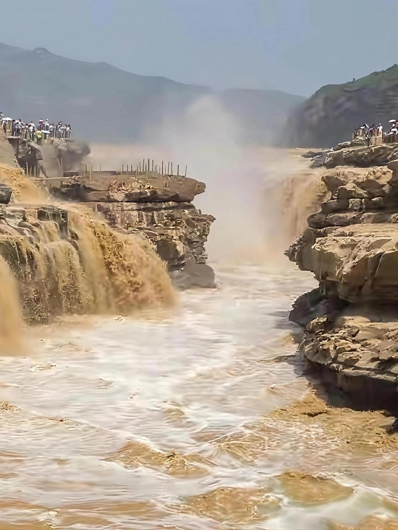 观赏壶口瀑布，那场面简直绝了！站在瀑布脚下，巨流自高处飞泻而下，仿若银河决堤，溅