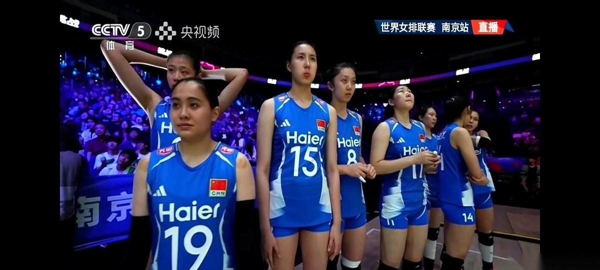 中国女排，0比3，输给了世界排名第15的捷克。记分牌上，两个20比25。最后一