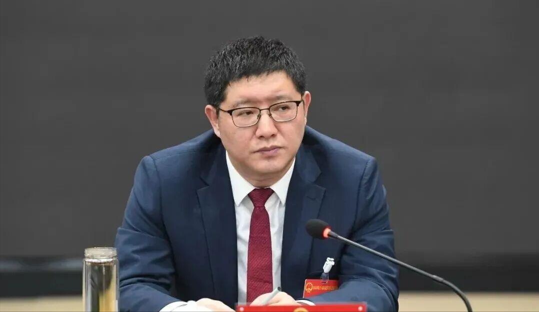 在被免3个月后，平定县李明被“双开”。李明走到今天这个地步，格外让人惋惜。一是有