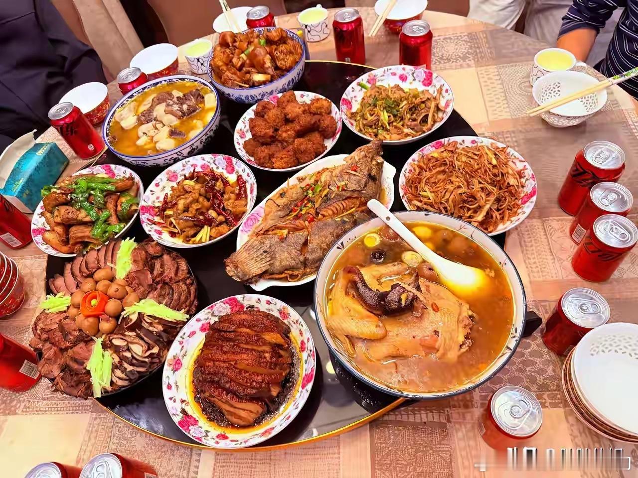 看看明星们的年夜饭，关晓彤、张艺兴、孟子义、张凌赫、周雨彤。大家都是在家吃的，即