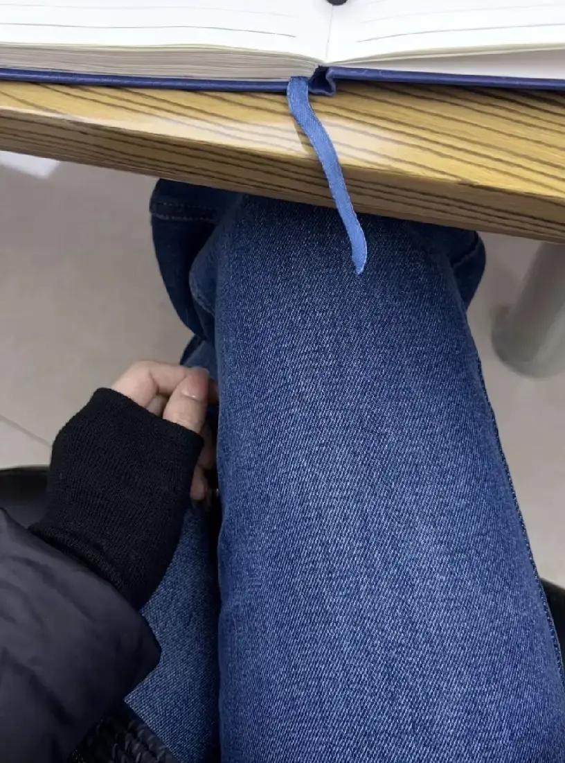 老公在广东打工快二十年，我留在老家带娃。十天半月他坐绿皮车回来一次，进门先把