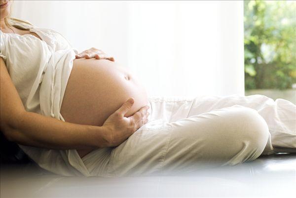 1个月的孕妈妈没肚子? 怀孕几个月才显肚子呢?