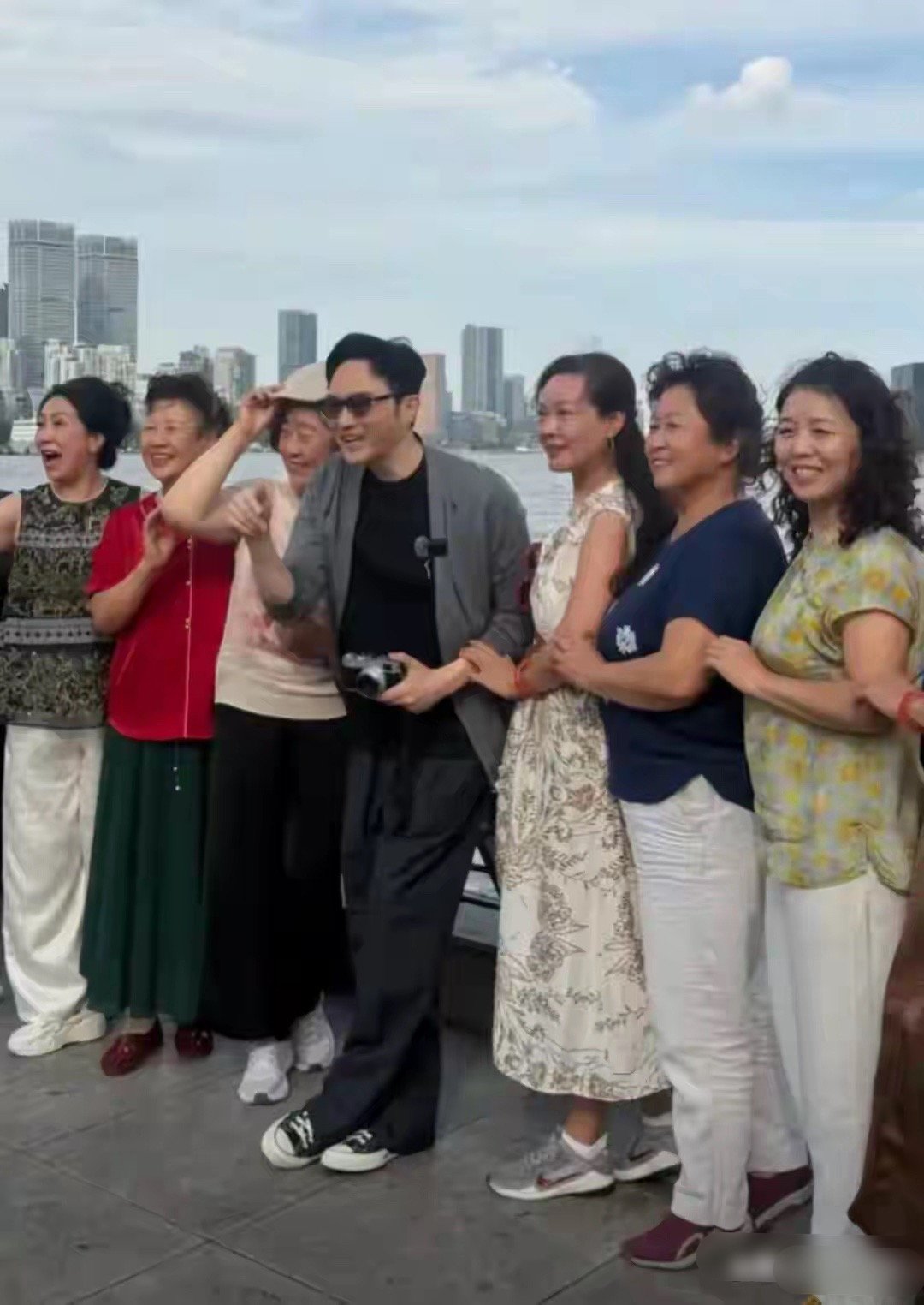 55岁张智霖在上海外滩被偶遇，真人显年轻，帆布鞋也穿出贵气​​​