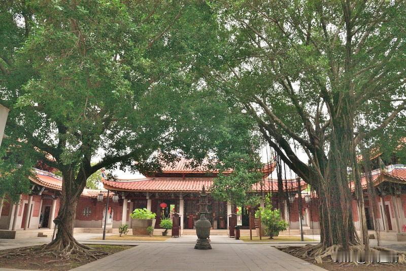 弘一法师说：“人需修一颗坚定的心，方能宠辱不惊，超然物外。”深以为然。他书里讲过