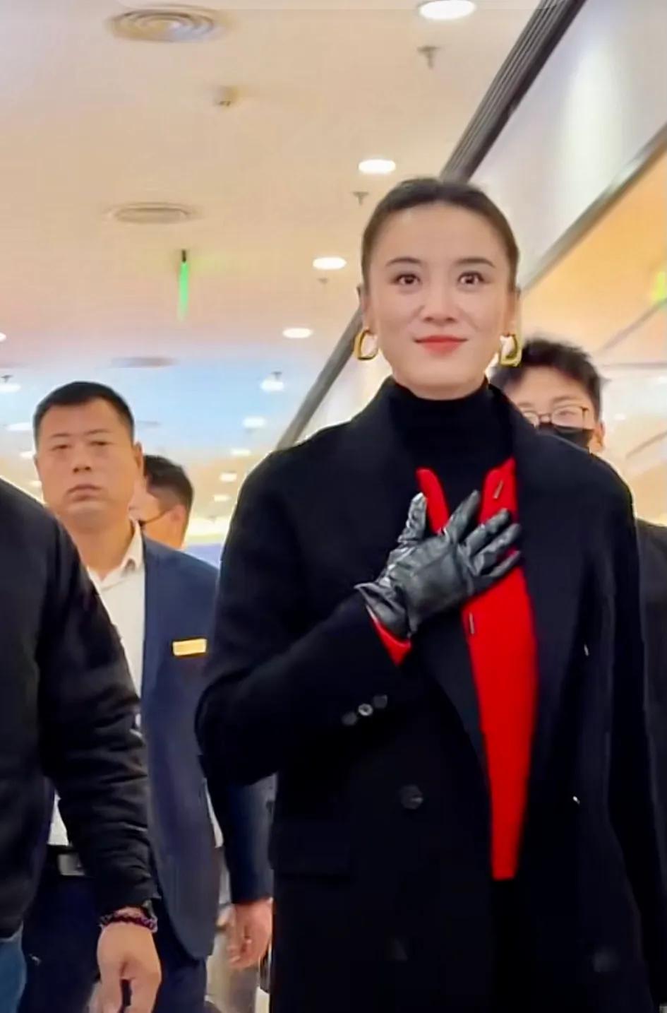 宋佳西安赛格朗姿活动惊艳亮相！丸子头配利落长风衣，美飒兼具，气场全开超吸睛，一