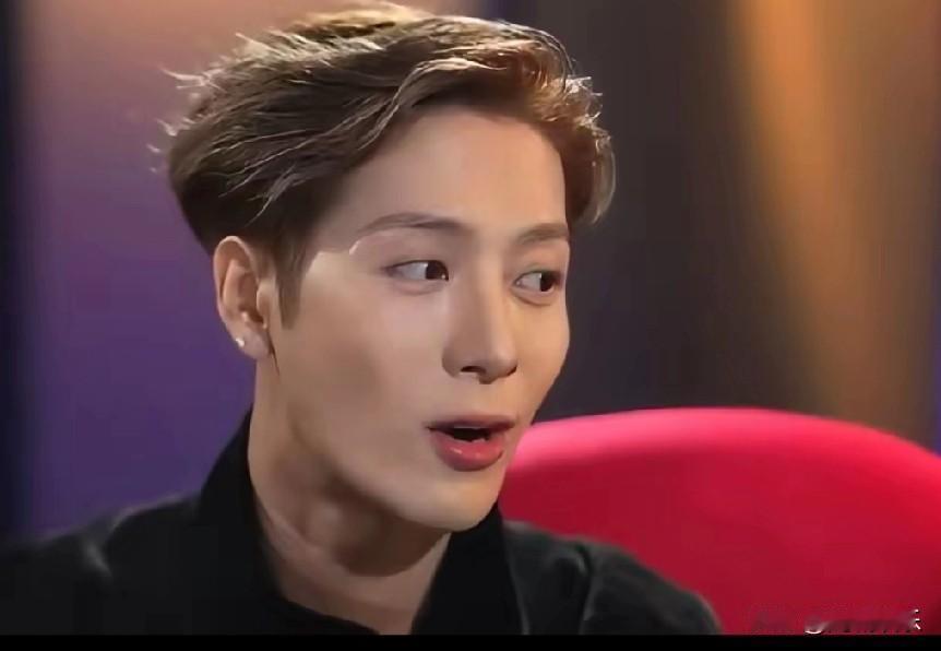 明星容貌焦虑背后的残酷真相：王嘉尔坦白整骨揭开艺人身体商品化内幕舞台灯光灼热