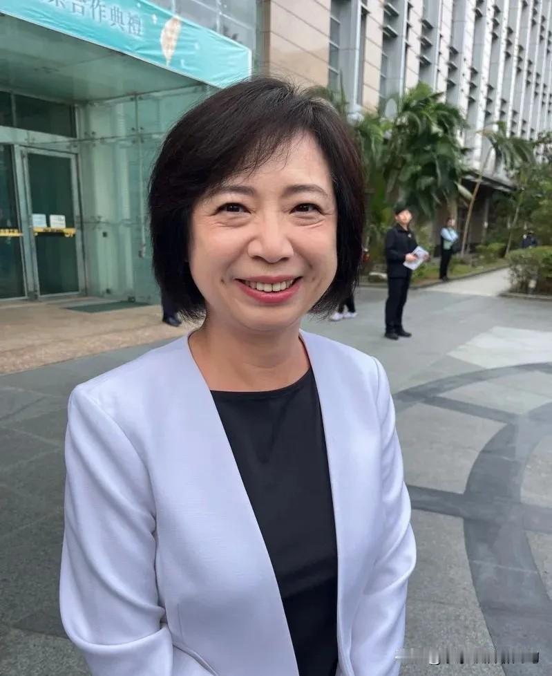 民进党何欣纯拿着美丽岛民调沾沾自喜，直言“努力就有收获，感谢国民党台中初选歹戏拖