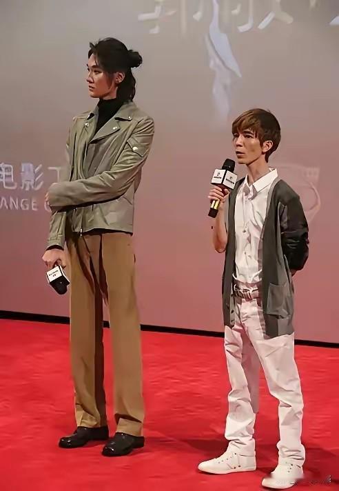 郭敬明现在也有点老了，脸上也有了一些沧桑之感，这些年很少听到他的消息了，也许跟没