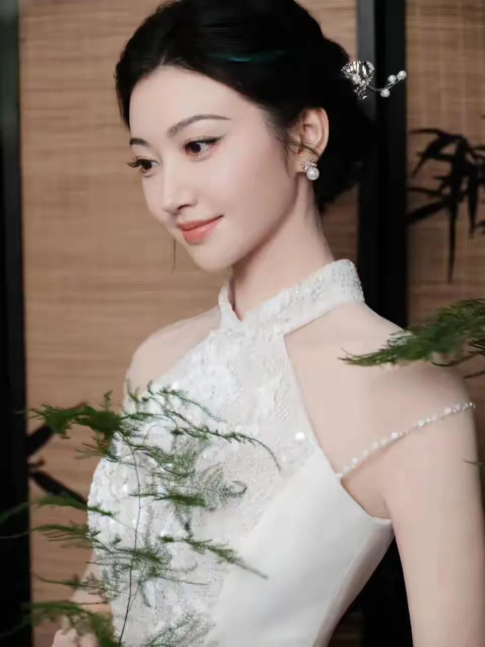 景甜中秋旗袍造型好绝中秋，景甜穿白色透视露背旗袍，美翻了！纯净白调像月光，