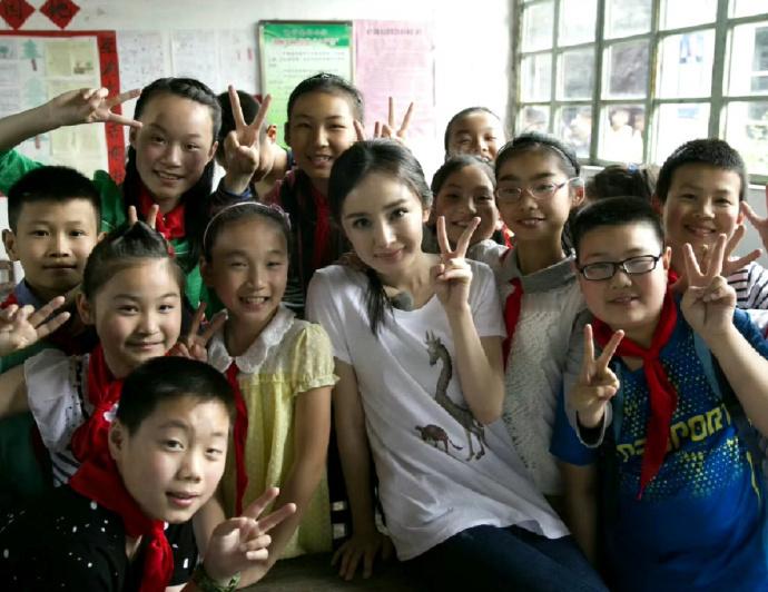 杨幂十年前的颜值含金量真的高，和她同框的人都会黯然失色