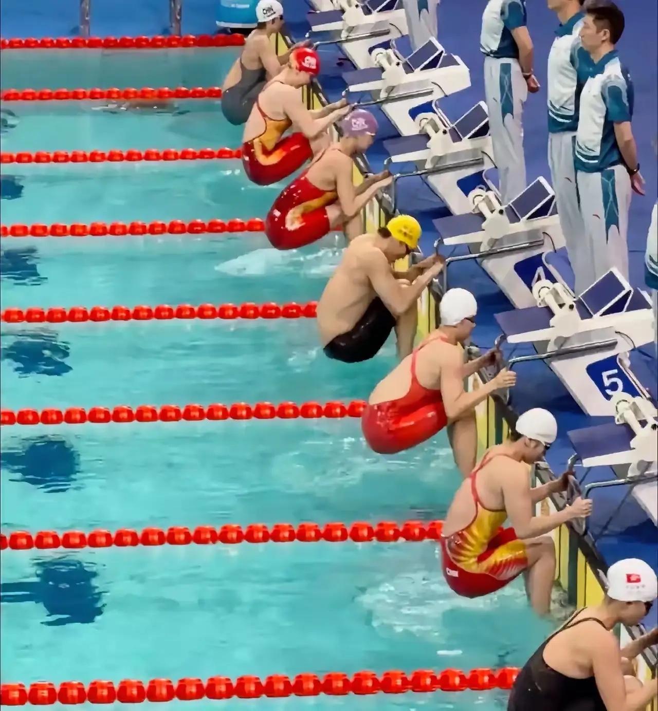 游泳赛场惊现“显眼包”！刚打开电视差点笑喷，女选手们清一色穿泳衣亮相，人群里