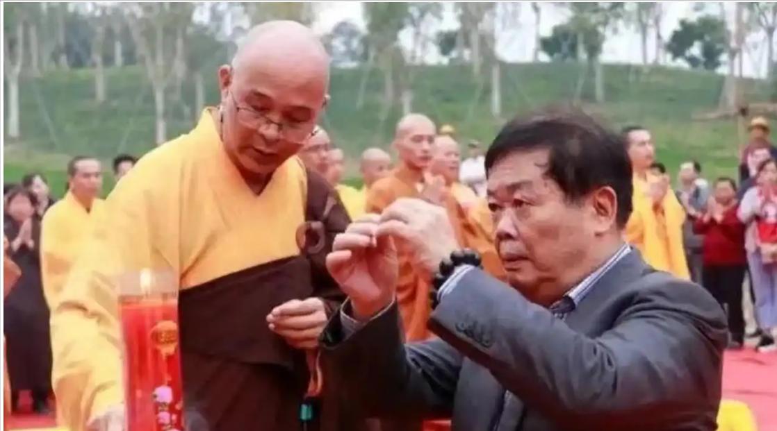 2016年，曹德旺和王石一起参观万福寺，寺庙破败不堪，方丈说：重修寺庙需要160