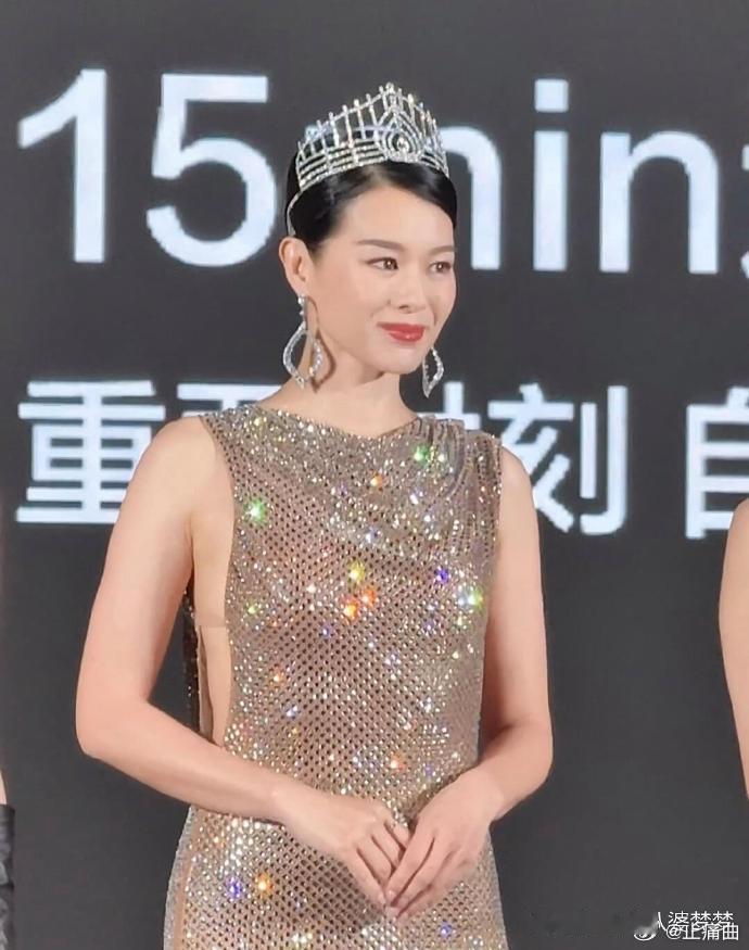 胡杏儿曾陪朋友参选港姐，意外获季军，称是“歪打正着”，香港此类陪赛剧情还真不少。