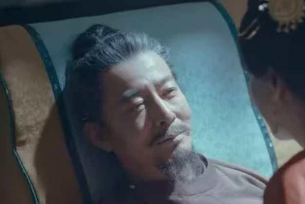 你猜皇帝杀功臣最狠的一招是什么？不是赐毒酒，也不是关天牢。是趁他在外打仗，把他全