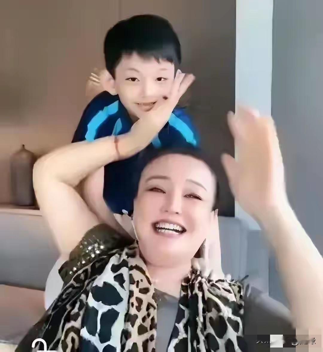 张兰:管他呢！我自己孙子想怎么拍就怎么拍！她已经计划好了，明天直播让孙子小箖