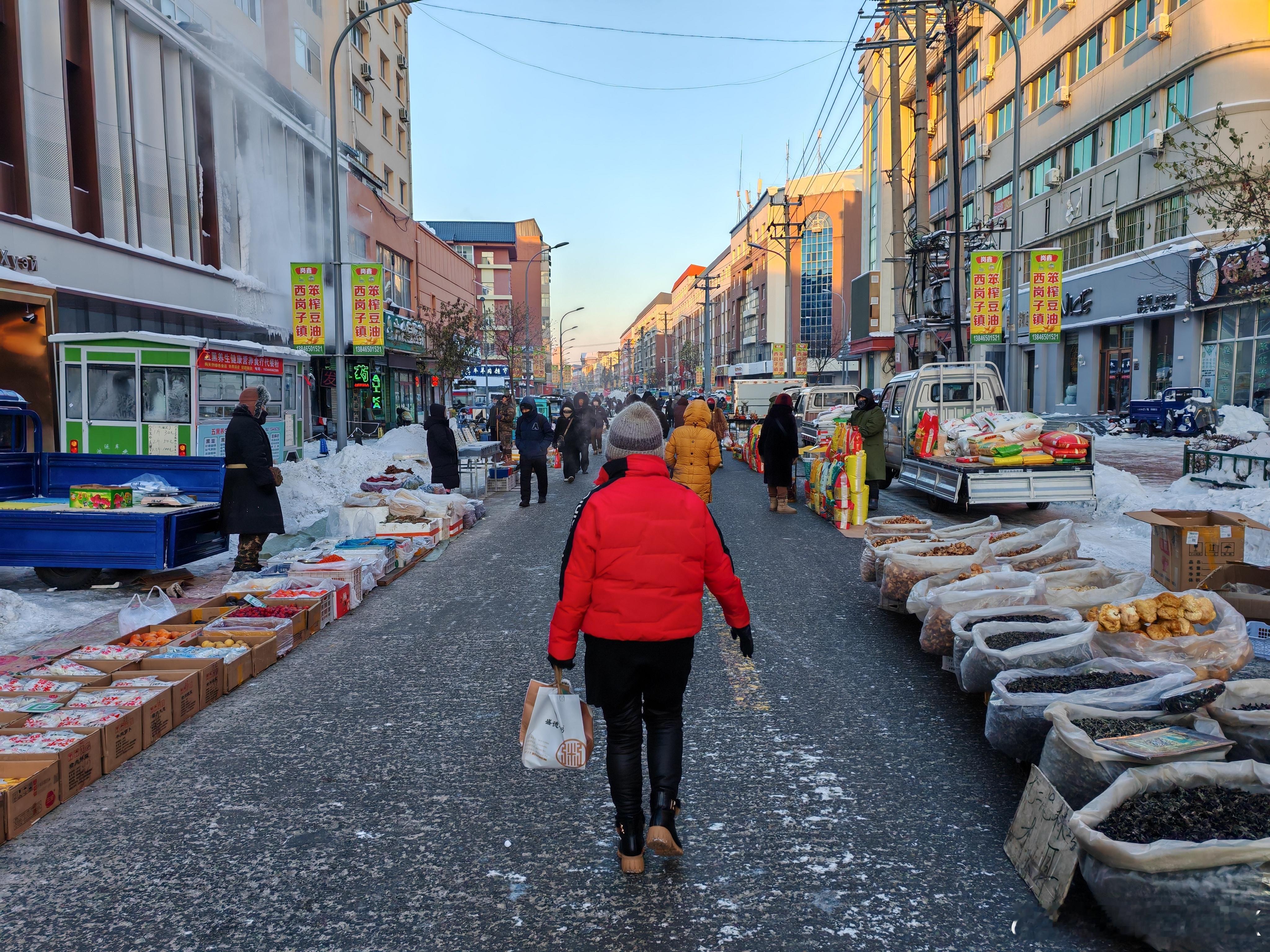感受黑河早市的烟火气，买了俩冻梨，零下三十度真不是南方人受得了的，赶紧打车回酒店