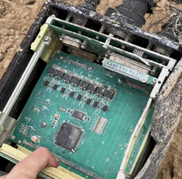 看到这张照片，有网友开玩笑说，就这MOS管布线的方式，在深圳工厂里干活，月薪恐怕