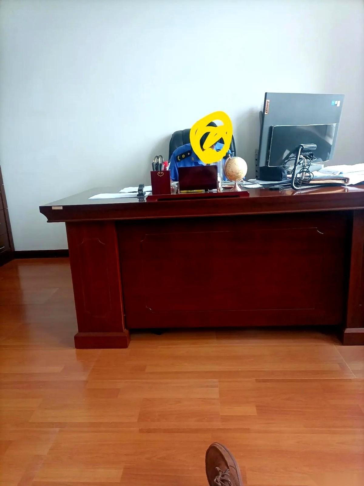 会议室的空调嗡嗡作响，领导的眼神扫了一圈，像在菜市场挑菜。那个最肥的项目，预算