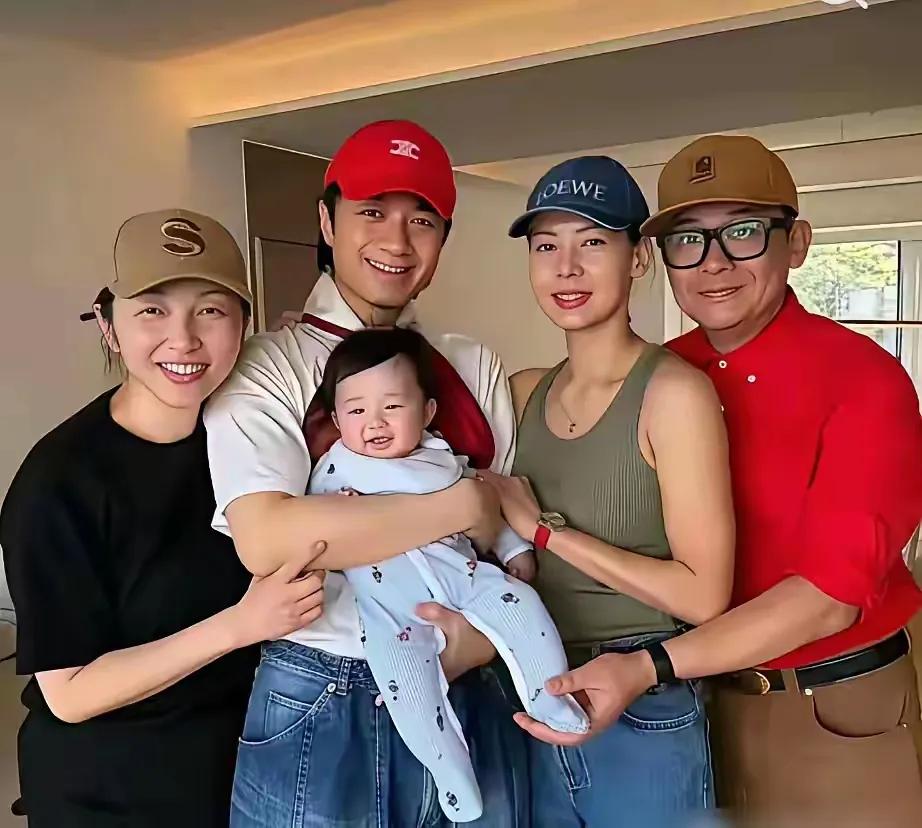 57岁生二胎，古巨基老婆陈韵晴，这不是母爱是拼了自己的老命啊57岁选择生二胎，