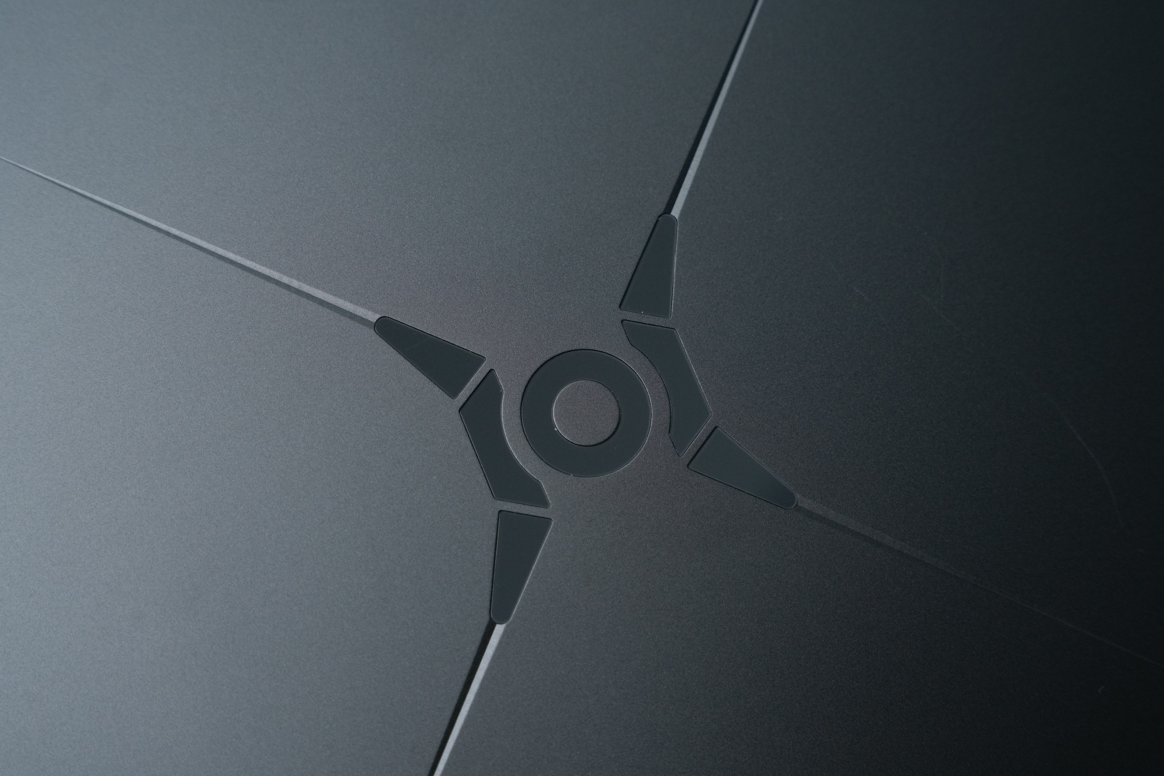 耀子WIN游戏本来啦！我这台是黑色配色，低调又大气，纯黑金属机身配上LOG