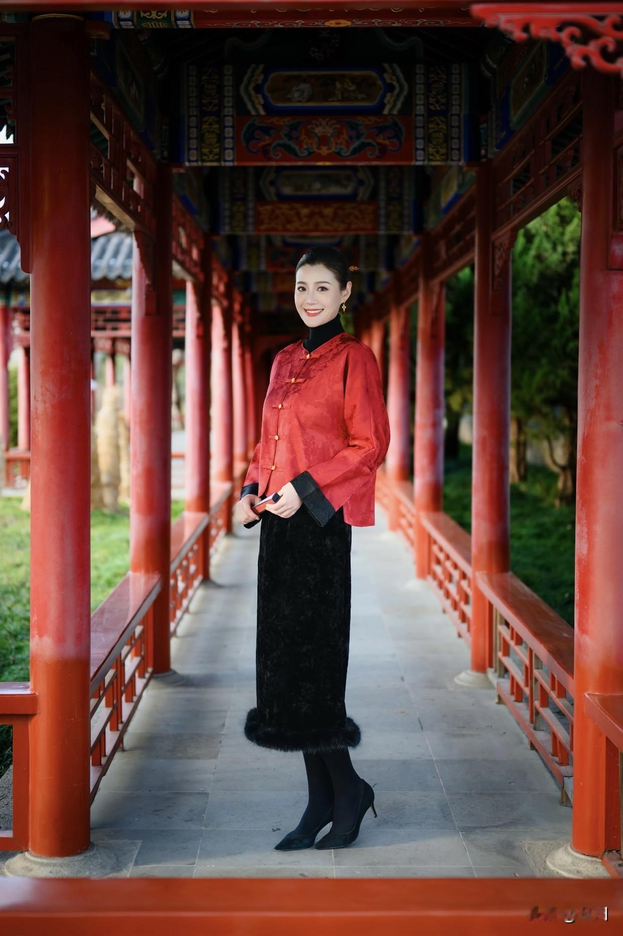 复古风穿着复古红搭黑长裙。复古红热烈张扬，像旧时光里燃烧的火焰，瞬间抓住人的目光