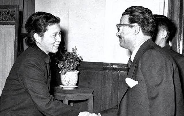 1940年8月1日，龚澎与刘文华在农家小院举行简朴婚礼，战友凑出红布剪成喜字，周