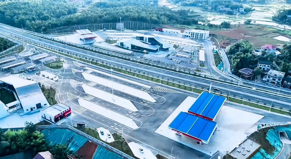 带大家看一下，湖南衡永高速公路的服务区祁东段的几张图片，修得非常大气，周围的环境
