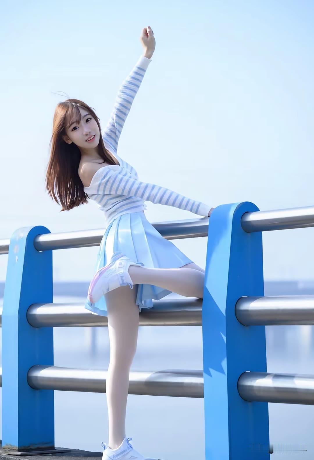阳光明媚的海边，少女轻盈跳跃，青春洋溢！🌞💃🏖️海边度假少女风海边元气少