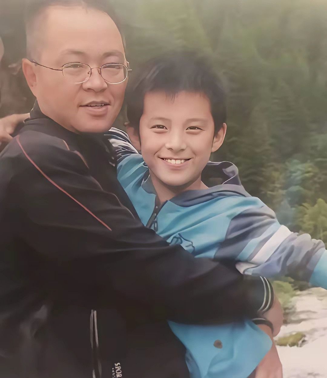 太神奇了！王鹤棣父母都是五官扁平大宽脸，居然能生出他这种小脸五官折叠度高的儿子。