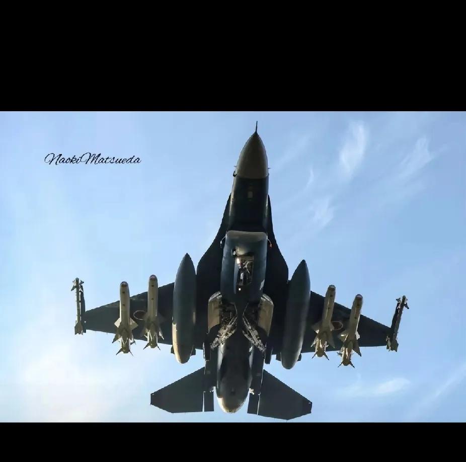 日本F-2机群模拟打辽宁舰，被美媒泼冷水脸丢大了！日本这出闹剧真是笑掉大牙