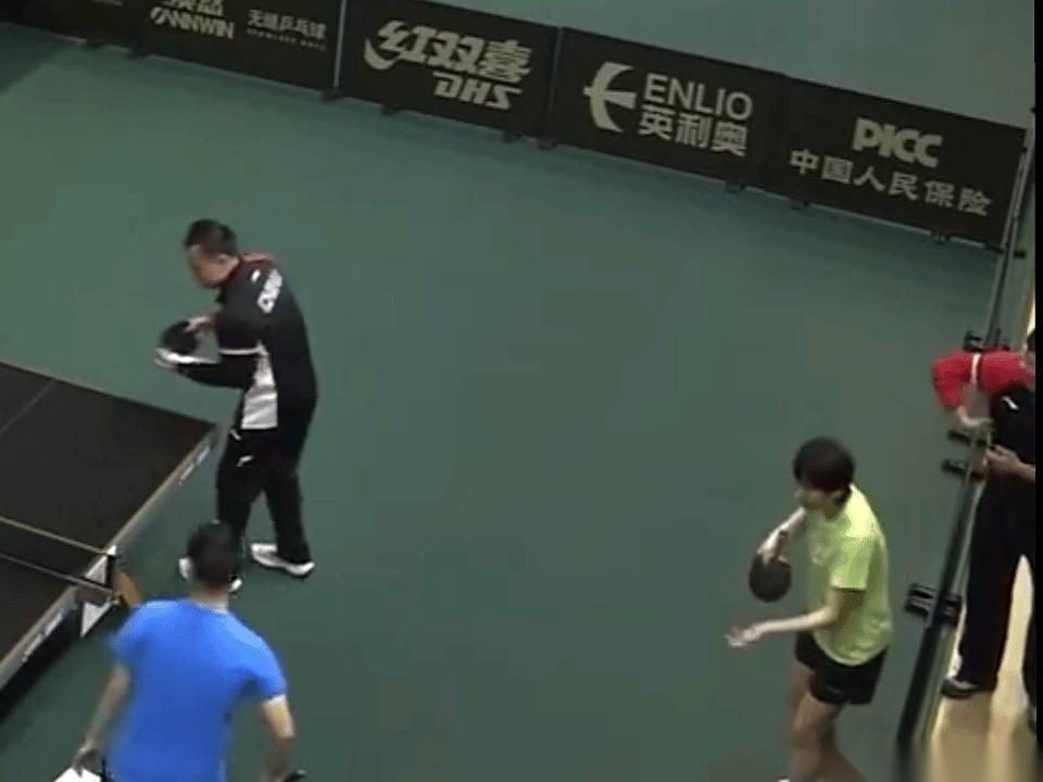 真的，有些画面比正赛还好看。就那个瞬间，成都比赛的后台，王曼昱，拉着队友还有队