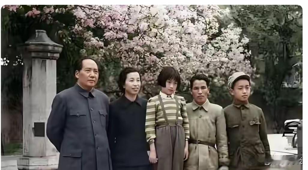 一张十分珍贵的历史老照片，拍摄于1949年的北京香山。画面中五人整齐站立，左起