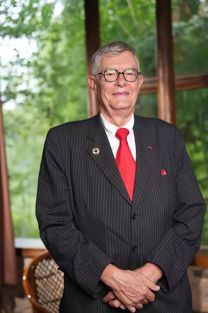 说起来比利时前驻华大使奈斯，真挺有意思。人家干完大使就没回欧洲、也没去土耳其继续