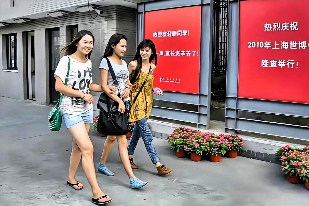 都以为迪丽热巴是进了娱乐圈才被包装成神颜的，其实她大学在新疆就已经是“合影sha