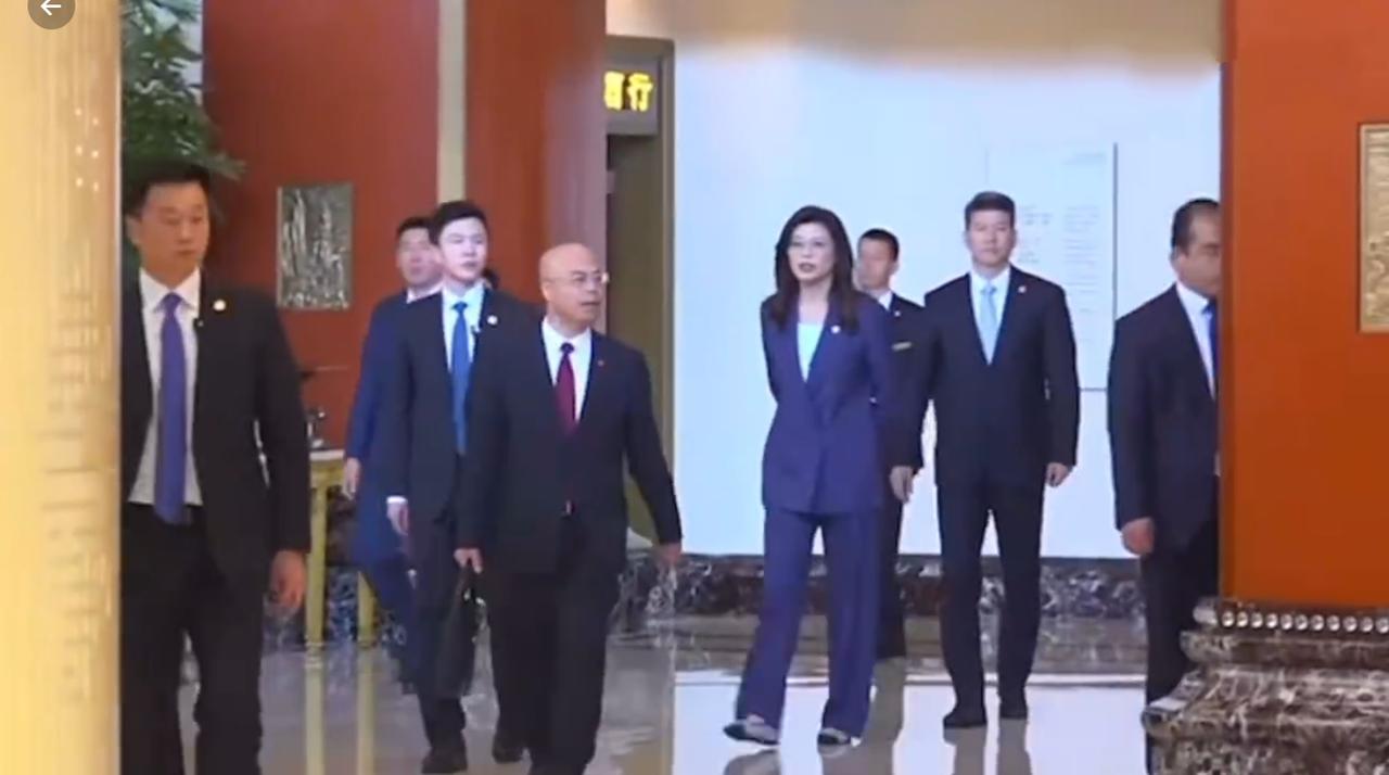 4月10日郑丽文双手背后出镜，一身蓝紫色西服彰显贵气又干练，新造型穿得也太精神了