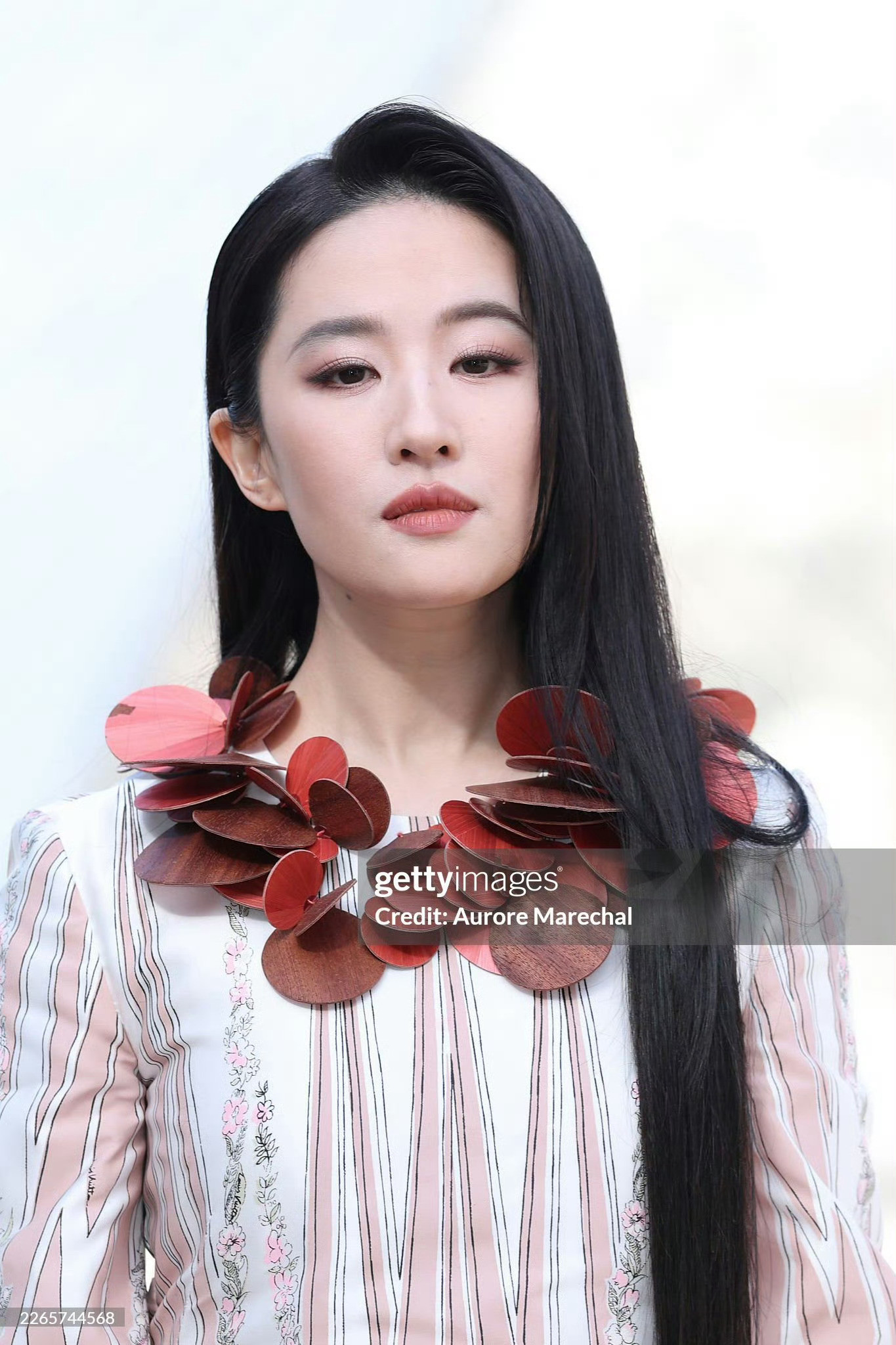 刘亦菲ins更新看秀照看照片觉得既可爱又有气场，但是确实是经得起大荧幕考验的演员