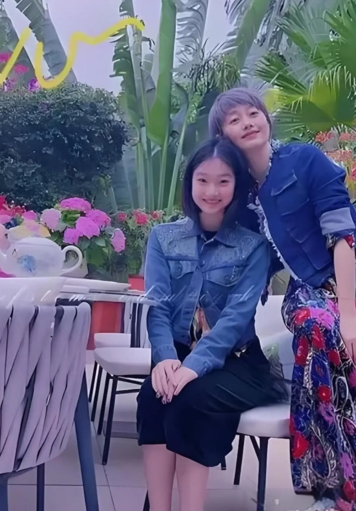 马伊琍文章的女儿，如今在发与女儿的合照时，两人不再选择打码，不知是女儿长大愿意露
