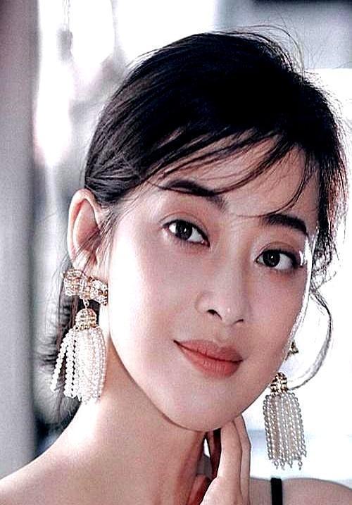 梅婷刚生完孩子，电话就砸过来了。片酬300万，她二话不说披上戏服就进组。对面