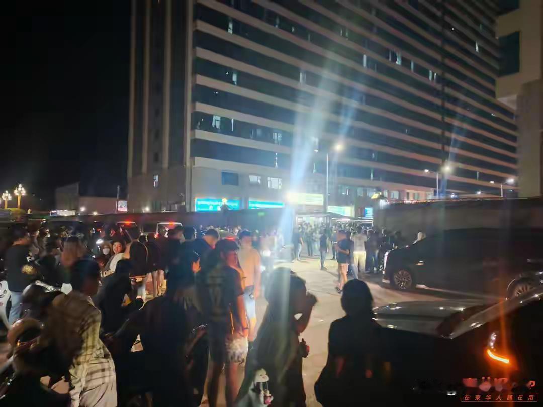 据柬媒消息，10月15日晚约11时，西港中国城园区内多家公司突然宣布解散，近千名