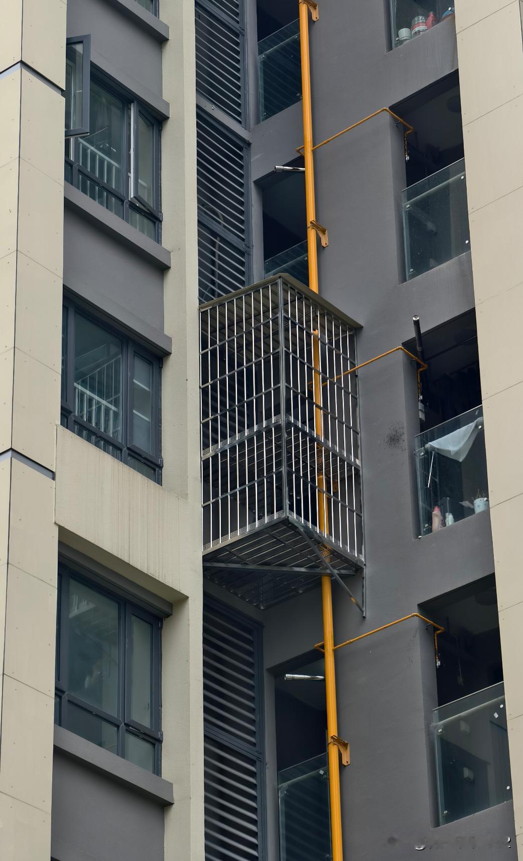 防护栏外扩到外墙上属于违建吗？楼下邻居防护栏外飘1米+在生活阳台，整栋的燃气