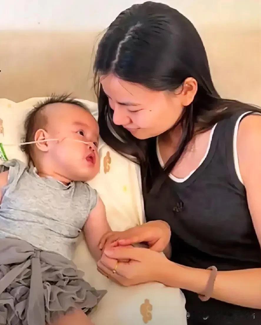 心如刀绞，宝宝在离世前几分钟，用小眼神目不转睛的盯看着妈妈，好像走之前，在看妈妈