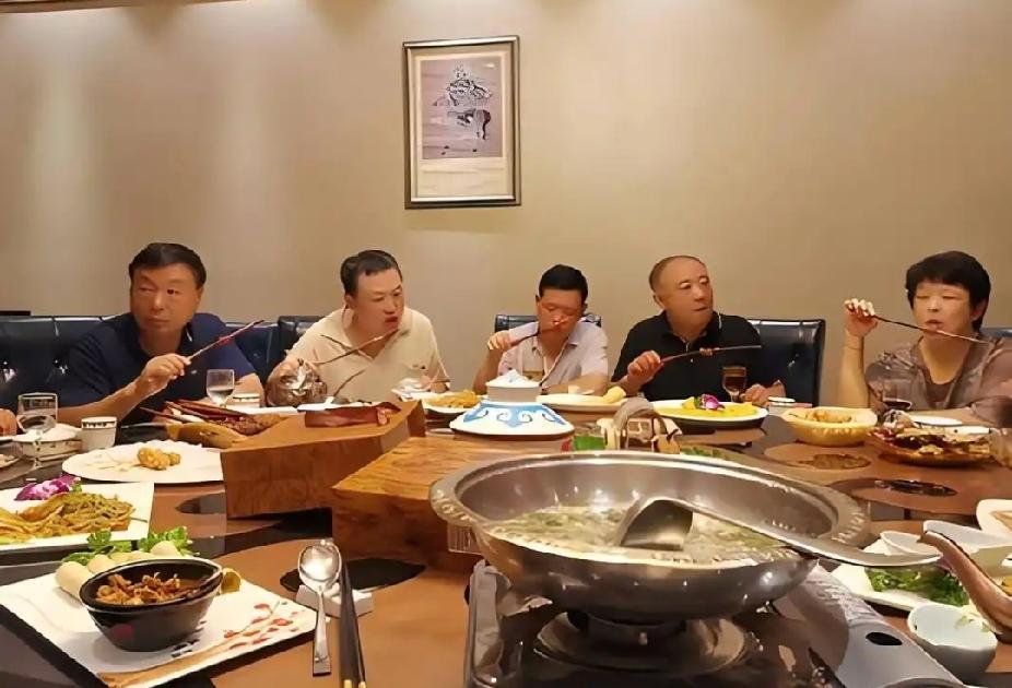 有次陪一个基层单位的书记吃饭，吃到一半的时候，说是区里领导准备过来，书记很重视，