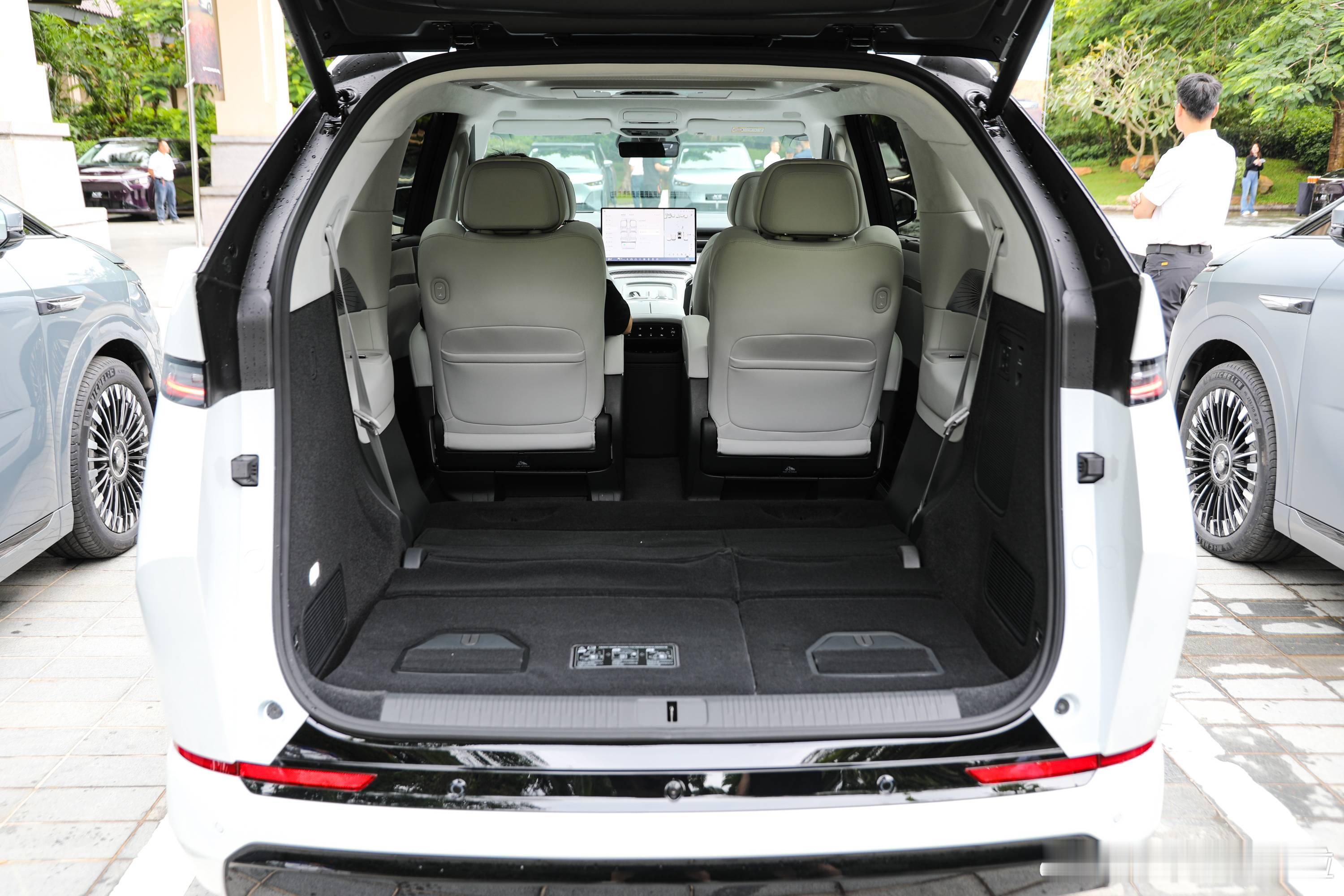 鸿蒙智行智界V9官方产品经理在社区发起了一个「聊聊你期待的鸿蒙智行MPV」的