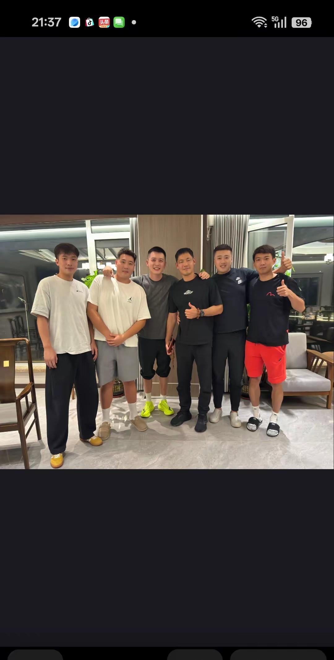 杨鸣人缘非常不错！杨鸣能稳坐辽宁队主教练位置，靠的不仅仅个人的执教能力，而且杨