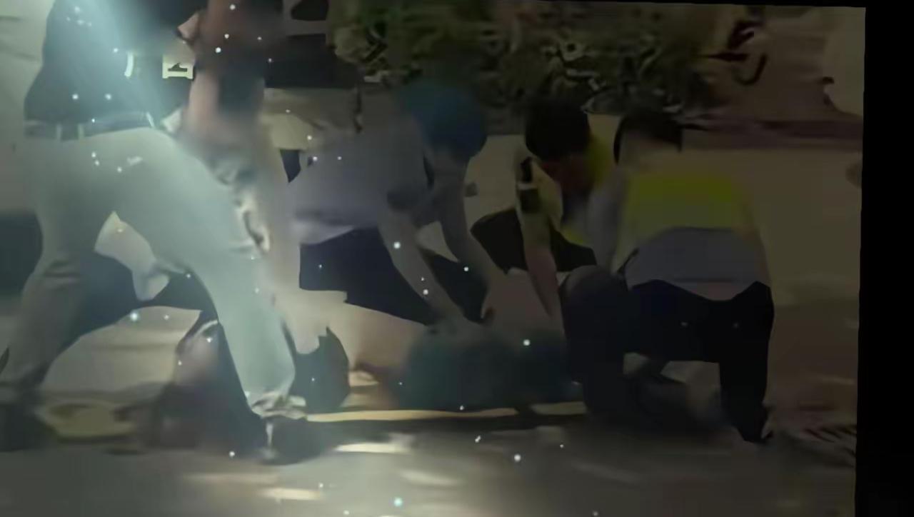 贵港16岁女孩被救护车带走事件，疑点重重，网友不信。近日，关于广西贵港一