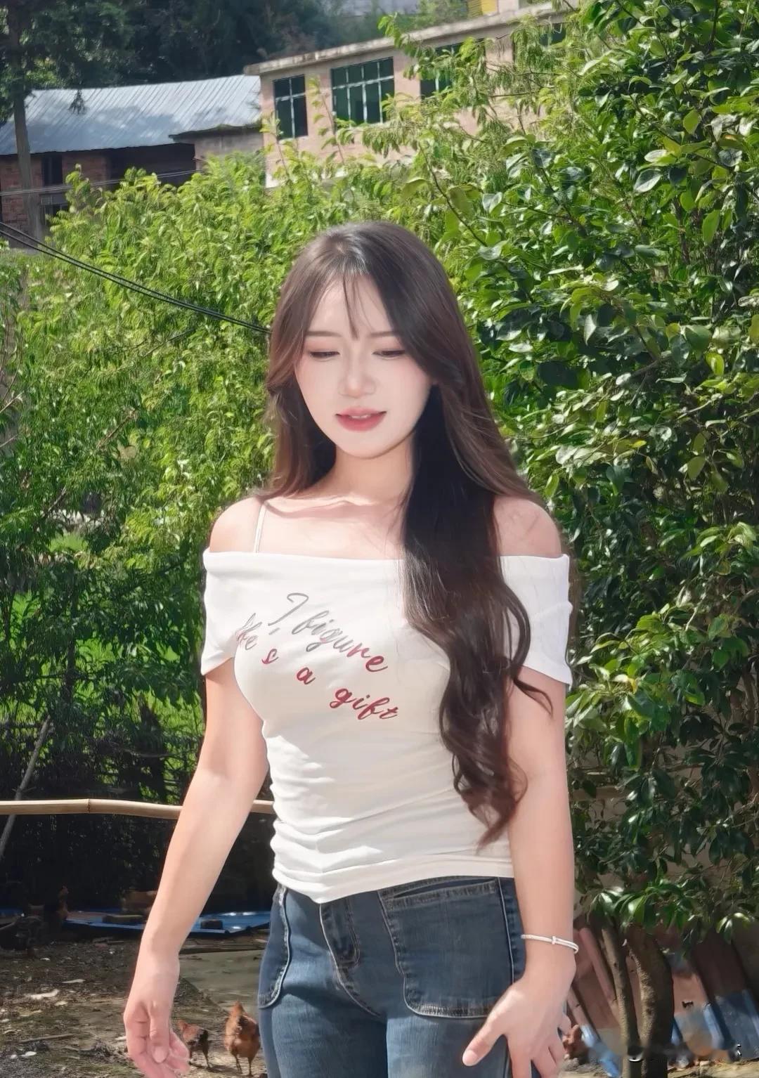 精致，是岁月赋予的底气；自信，是时光沉淀的光芒。不刻意讨好，只活出自我。