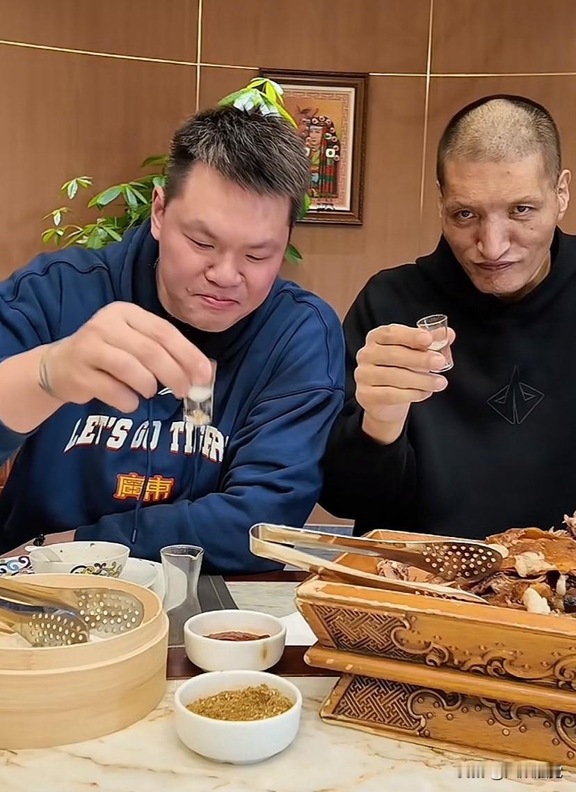 朱芳雨在呼和浩特和巴特尔吃烤全羊，边喝边聊篮球NBA的人情世故，朱芳雨：NBA那