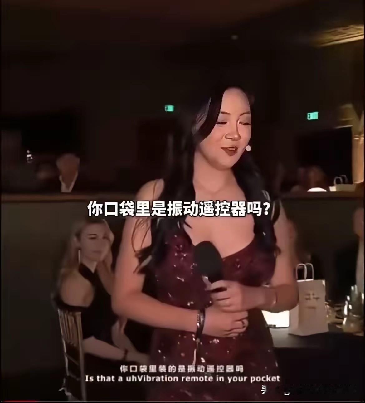 美国评论员哈桑穿中山装参加颁奖典礼，遭到华裔女主持人嘲讽“你口袋里是震动遥控器吗