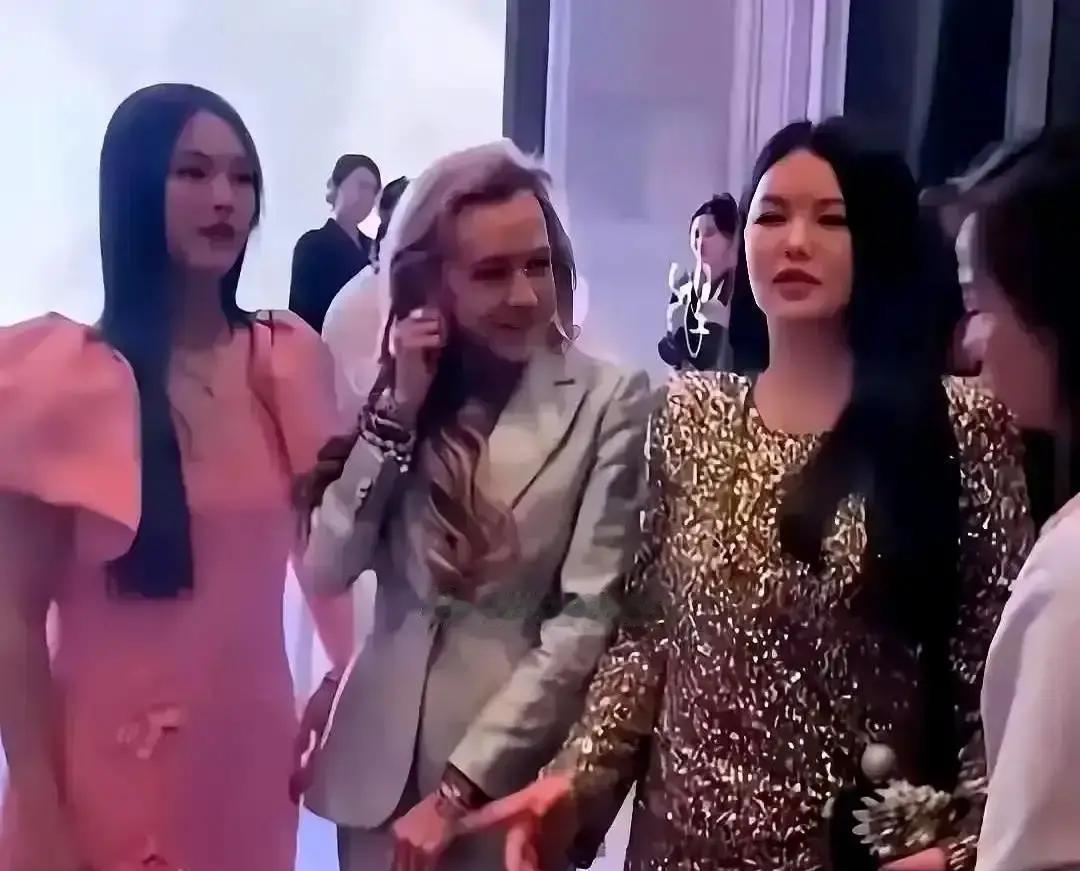 8秒。就8秒。李湘笑着凑近的瞬间，董明珠肩膀一侧，转身就走。会议室的空气当