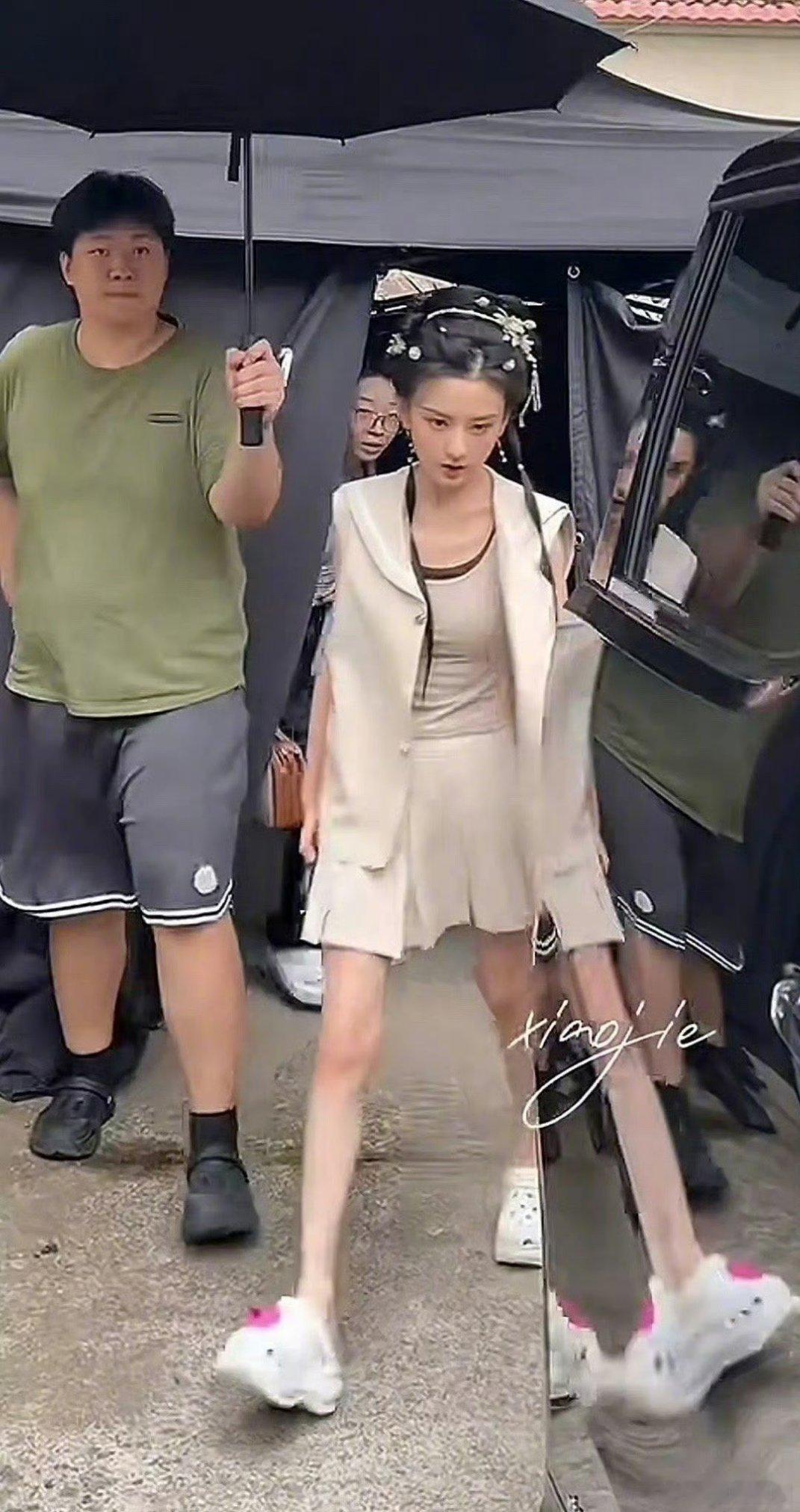 宋祖儿怎么瘦成这样了看到祖儿近照，确实感觉更清瘦了些。希望美女是在健康的前提下保
